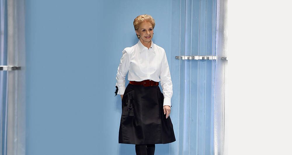 Carolina Herrera: Incursionó en la industria de la moda a los 42 años y logrando posicionar su nombre en los escenarios internacionales más importantes. A través de sus diseños, trabaja para empoderar a la mujer y darle seguridad, enseñando que la elegancia no está solo en la belleza, sino también la forma de pensar.