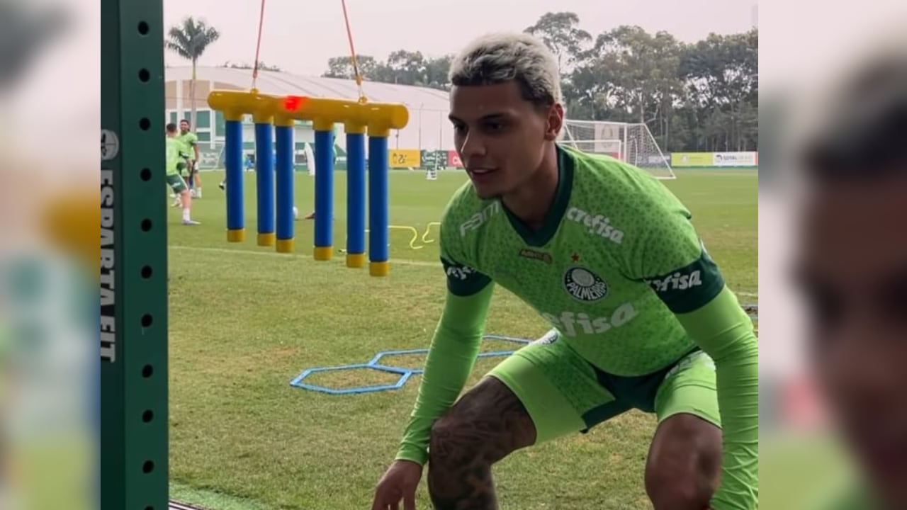 Richard Ríos haciendo un reto de reflejos en Palmeiras.