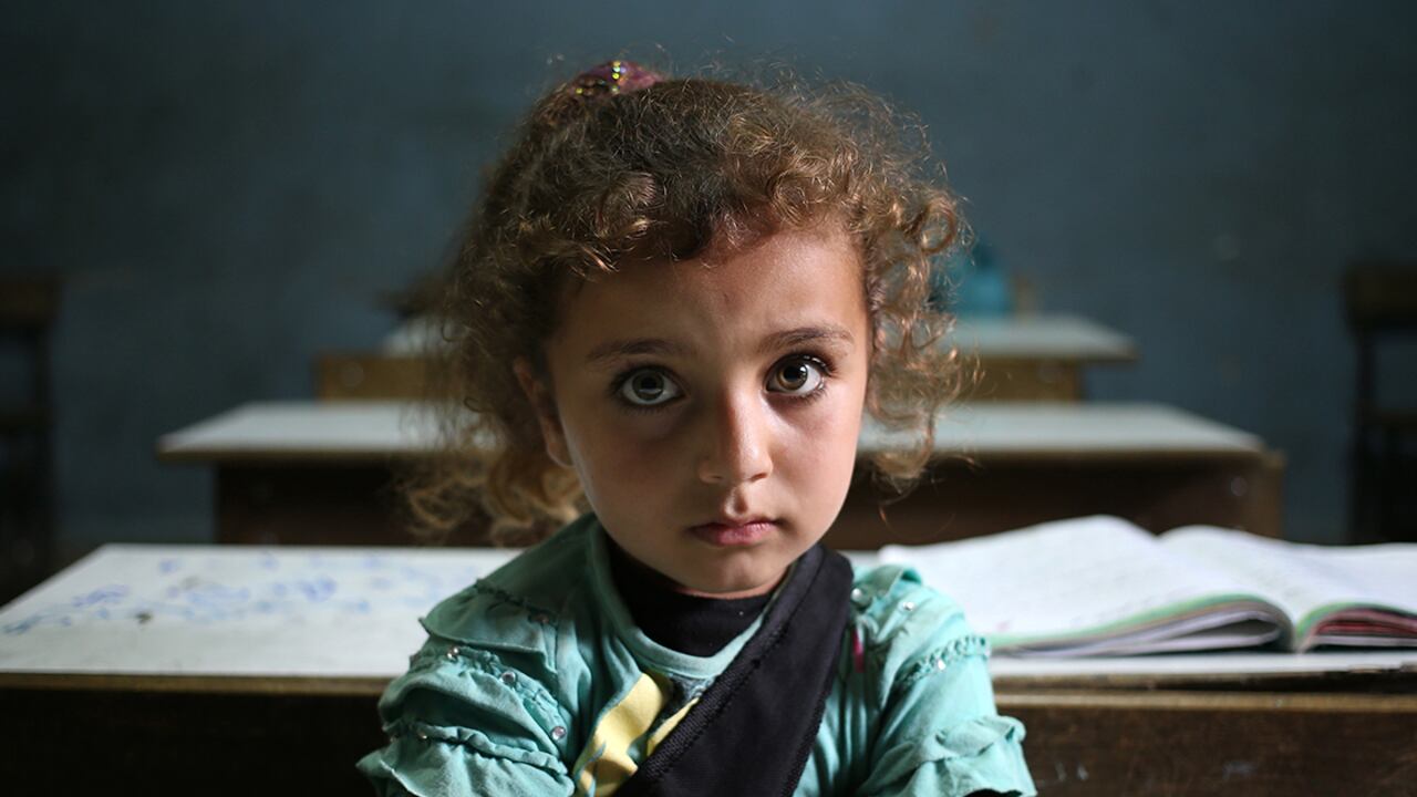 Una niña siria refugiada se sienta en su salón de clases en un colegio público del Líbano.