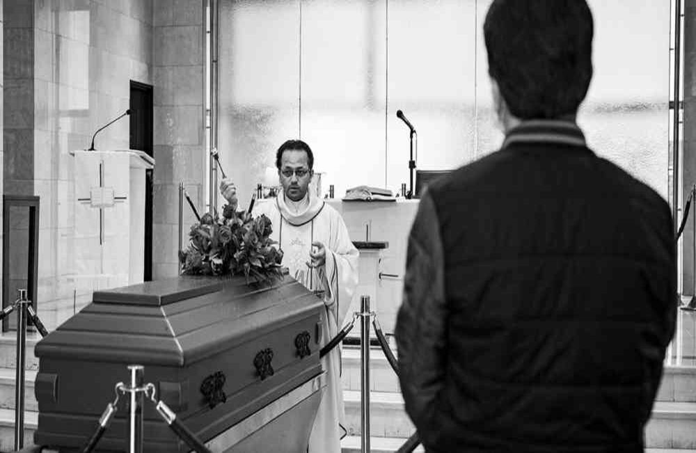 La mala conexión y los intentos fallidos de conectar a través de videollamadas irrumpen el redundante silencio de la sala, casi vacía, con tu nombre en la entrada. Todas las personas que querían verte me hicieron sentir privilegiado, recibía el regalo de la despedida que le estaba siendo negado a casi toda mi familia. David Amado-SEMANA