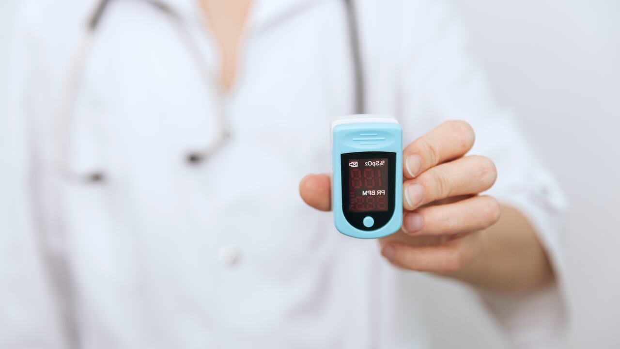 La insulina es una hormona que produce el páncreas, que ayuda a que la glucosa de los alimentos ingrese en las células para usarse como energía.