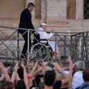 El Papa Francisco saluda a los fieles al salir de la Basílica de Santa María la Mayor después de participar en el rezo del rosario por la paz, en Roma, el martes 31 de mayo de 2022. Foto AP/Gregorio Borgia