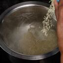 Se cree que el agua con arroz ayuda a atraer el dinero.