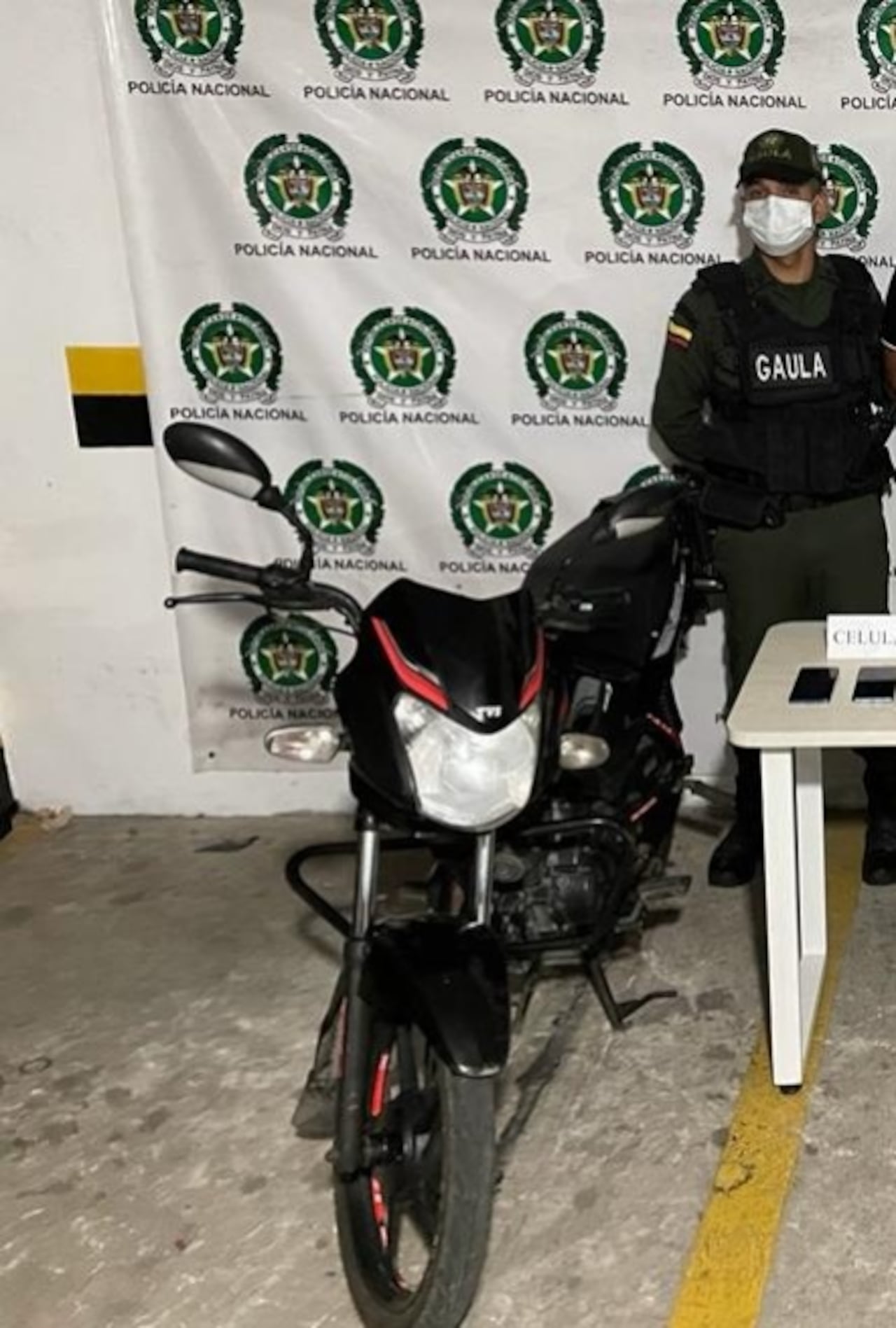 La motocicleta en la que se movilizaban los dos hombres