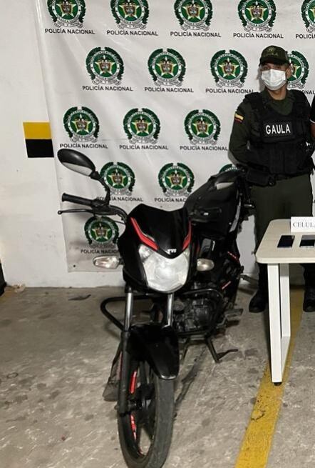 La motocicleta en la que se movilizaban los dos hombres