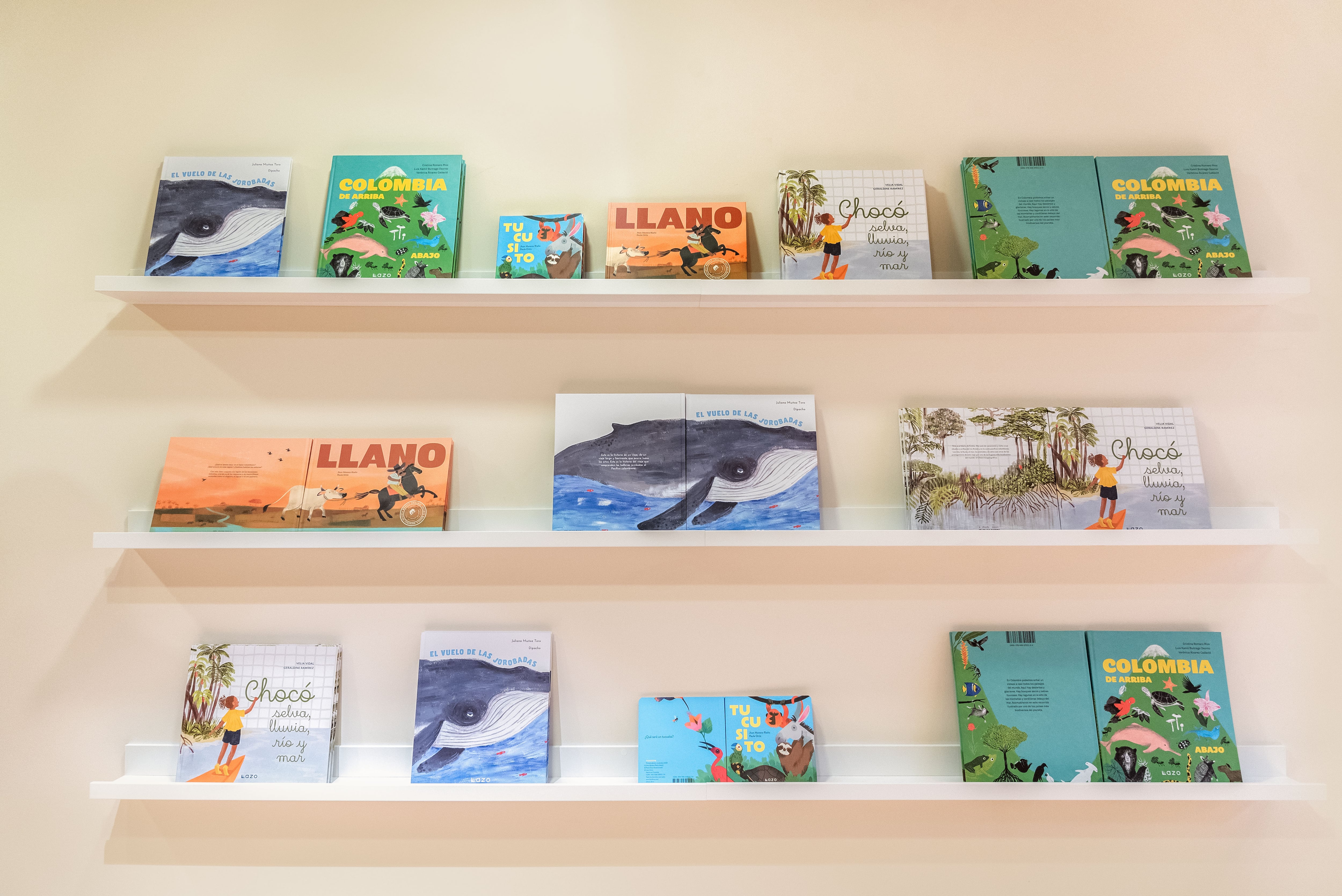 En 2025 la editorial abrió su primera librería física, ubicada en el Centro Comercial Centro Chía, con una selección
curada de alrededor de 90 títulos de libros informativos e ilustrados. El espacio busca que niños y adultos puedan explorar temas que van desde la naturaleza y los animales extintos hasta la historia, la ciencia, diferentes culturas y territorios del mundo.