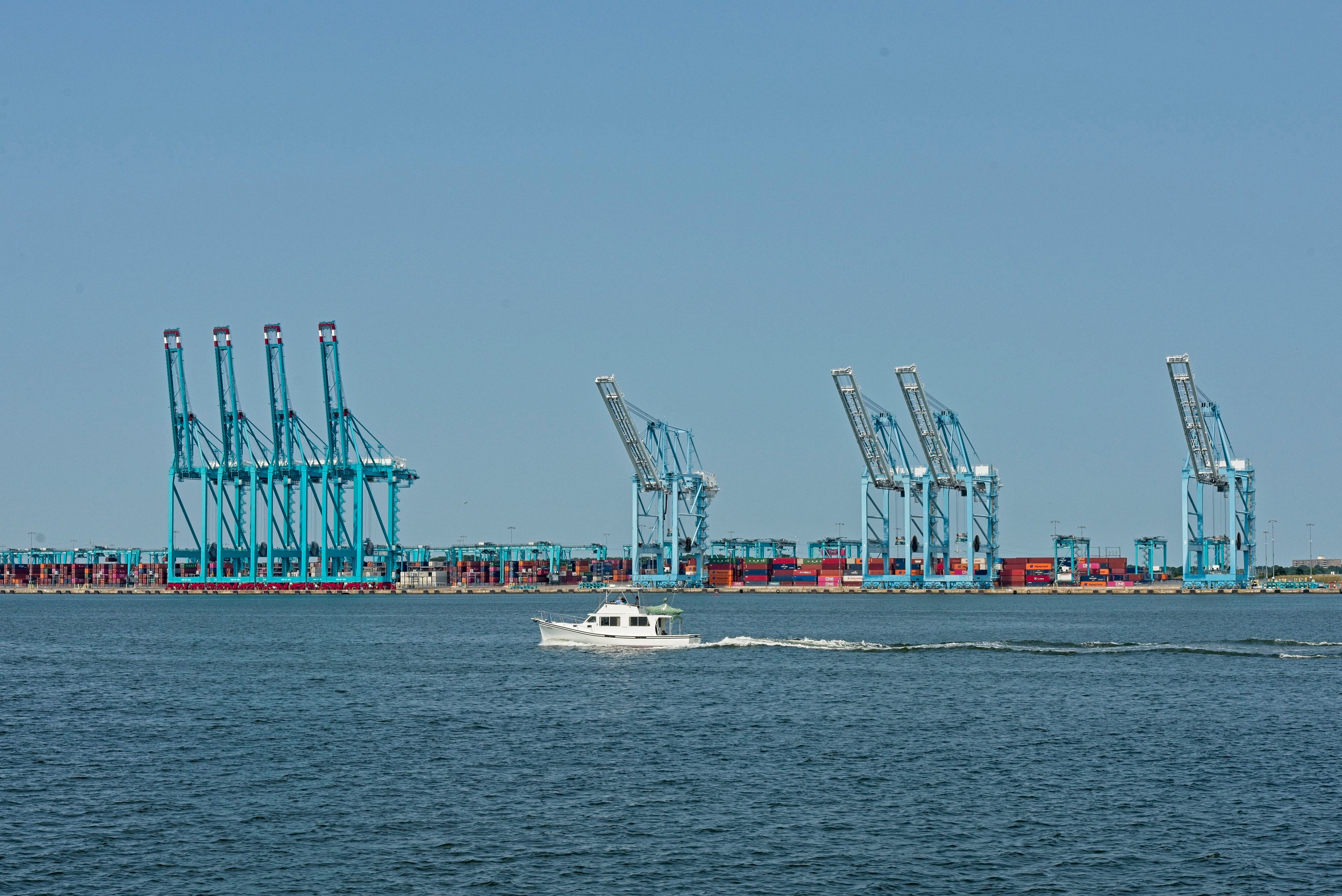 Grúas y contenedores en el puerto de Norfolk Virginia.
