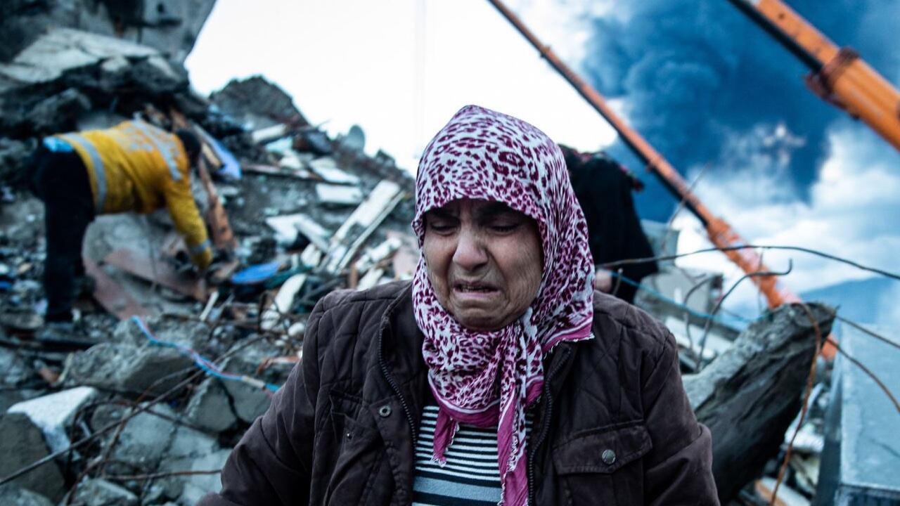 Varios ciudadanos lloran las pérdidas de sus familiares tras el terremoto en Turquía y Siria