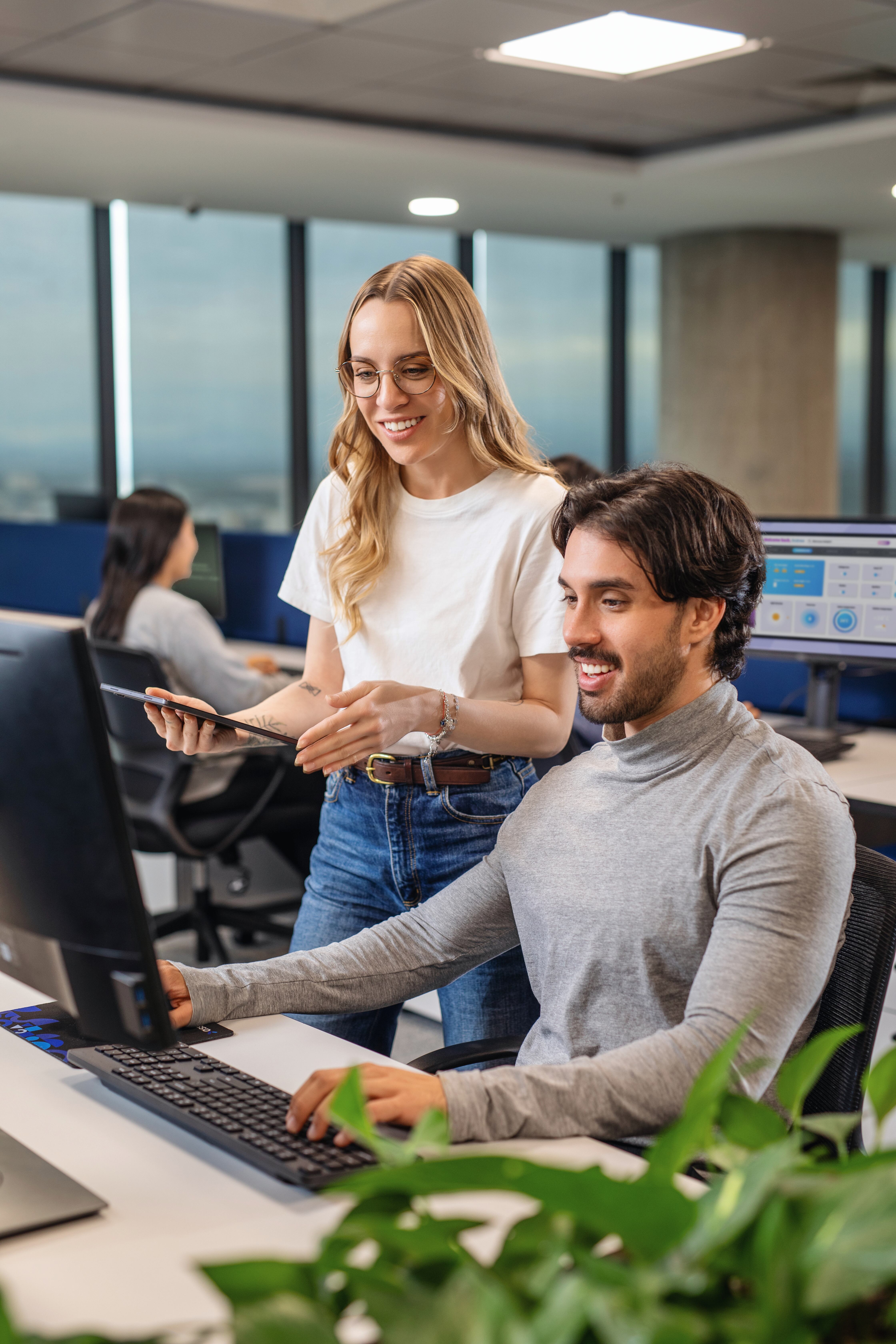 Los equipos de AssureSoft trabajan en proyectos tecnológicos de alcance internacional y utilizan herramientas avanzadas en inteligencia artificial, plataformas cloud y otras tecnologías de vanguardia.