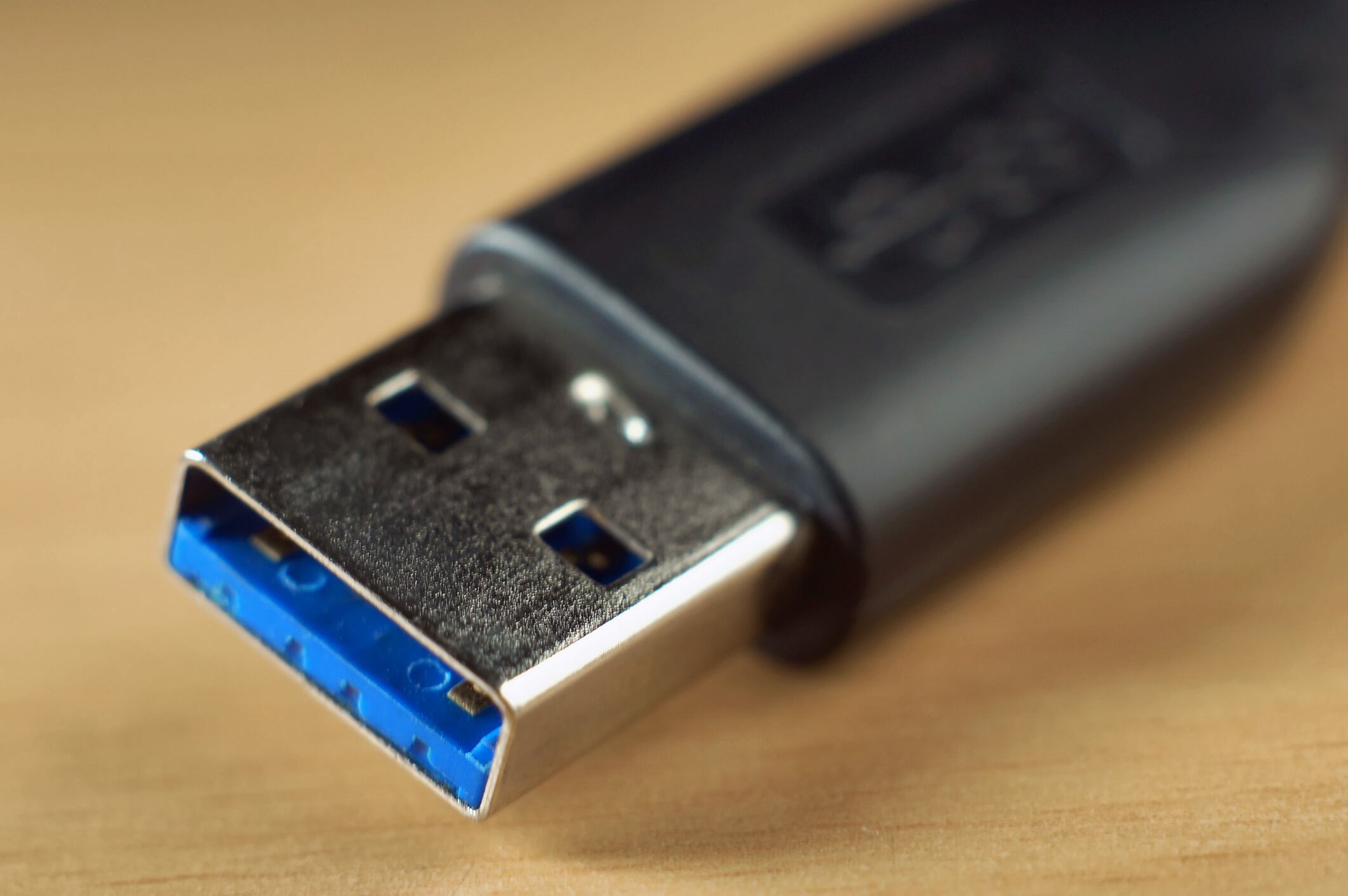 Se indaga en su papel esencial, resaltando cómo estos modestos cables conectan cada dispositivo utilizado por las personas.