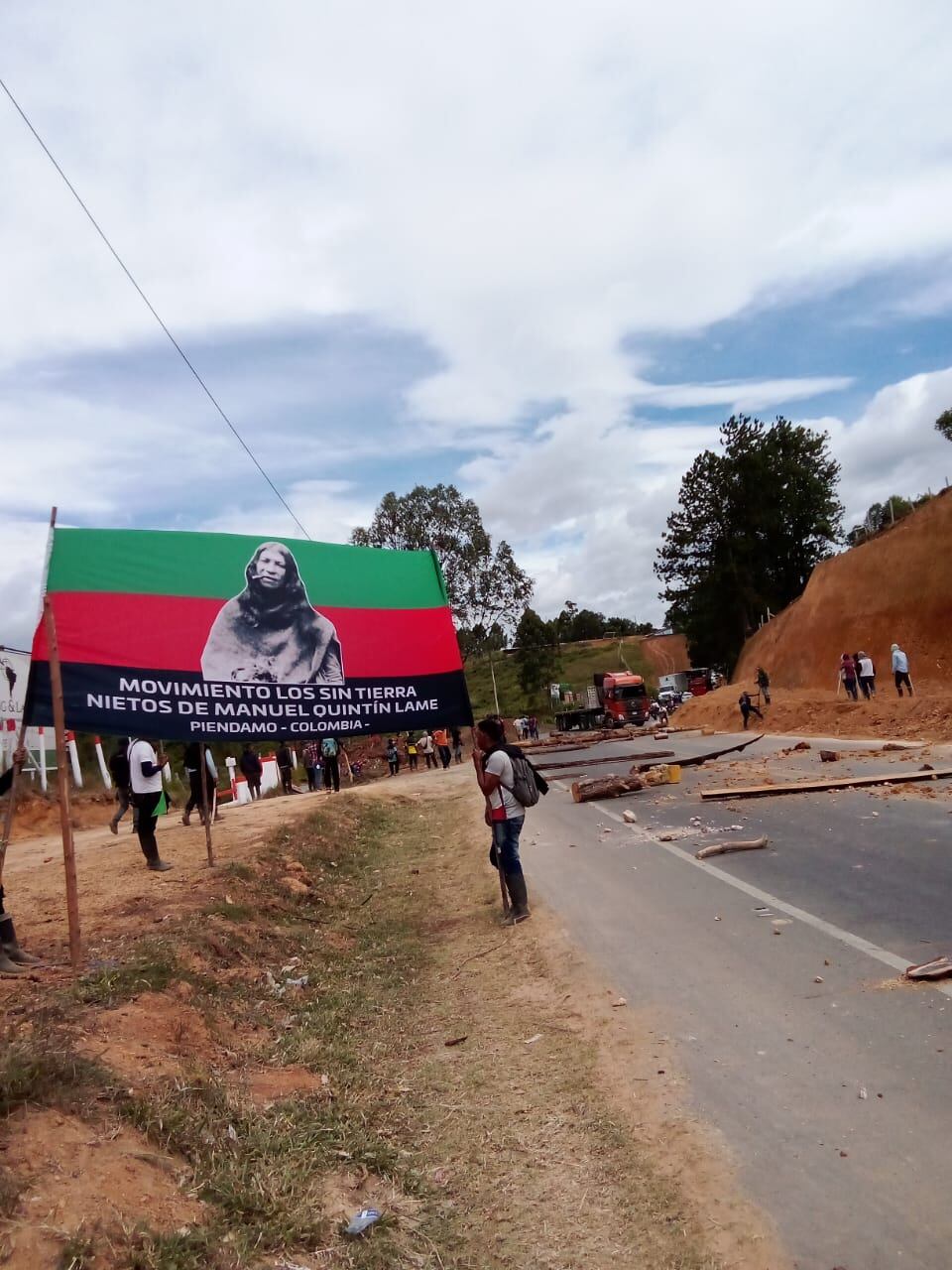 Vía Cali - Popayán está bloqueada; indígenas realizan protesta en punto estratégico de la Panamericana.