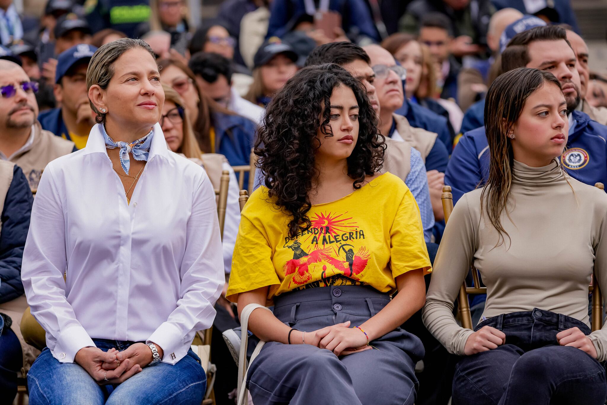 Verónica Alcocer, en Bogotá, durante las elecciones del 8 de marzo de 2026. Aquí, escuchando al presidente, Gustavo Petro, junto a integrantes de su familia