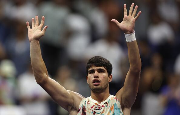 Alcaraz, de 20 años, firmó un ejercicio de extrema efectividad, convirtiendo sus cinco pelotas de quiebre y salvando las cuatro de Zverev, además de explotar su mayor frescura física.