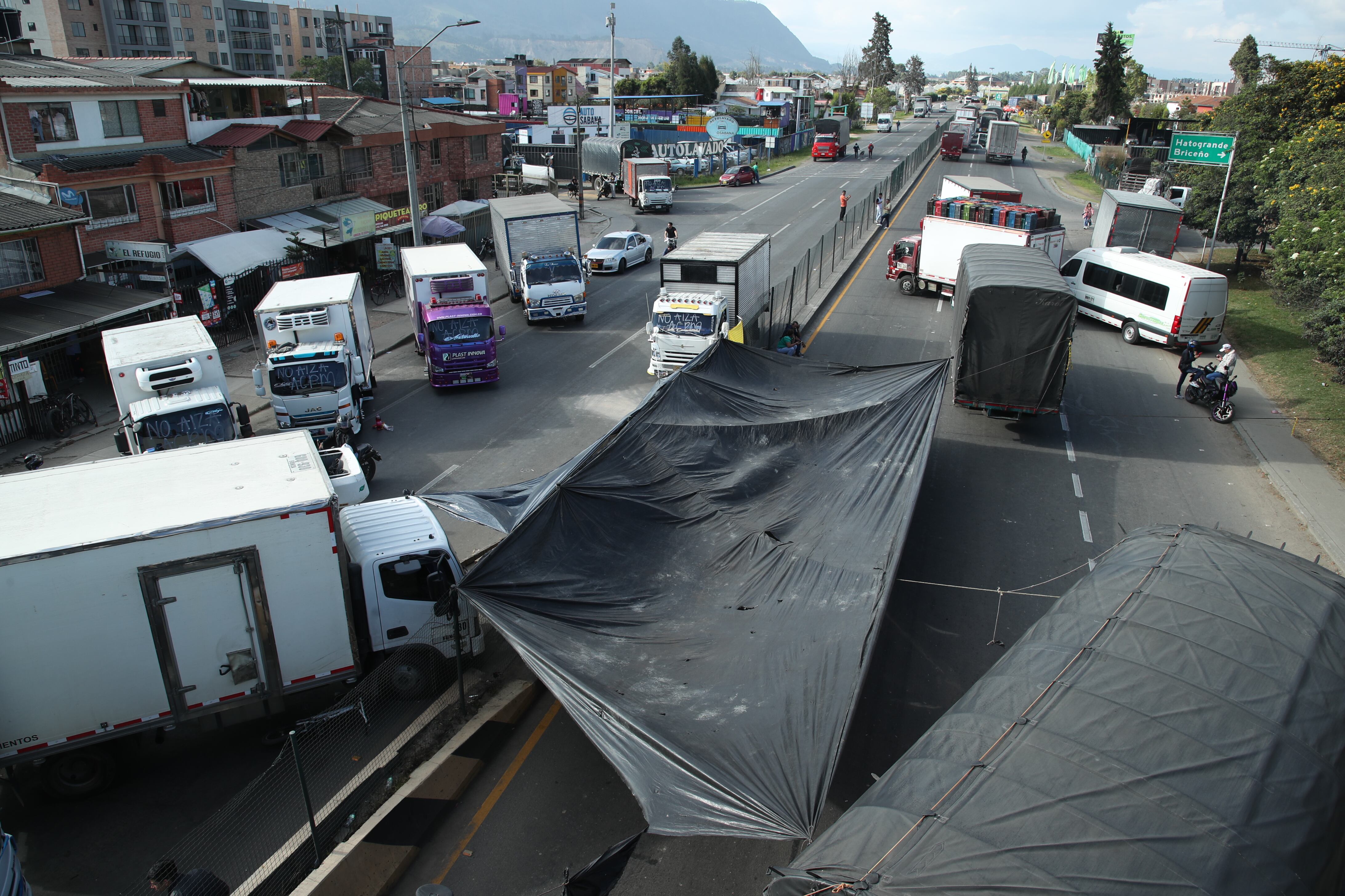 Paro de transportadores, camiones y motociclistas