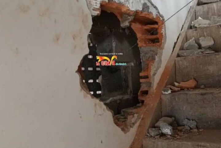 Los delincuentes rompieron la pared de una vivienda vecina al local.