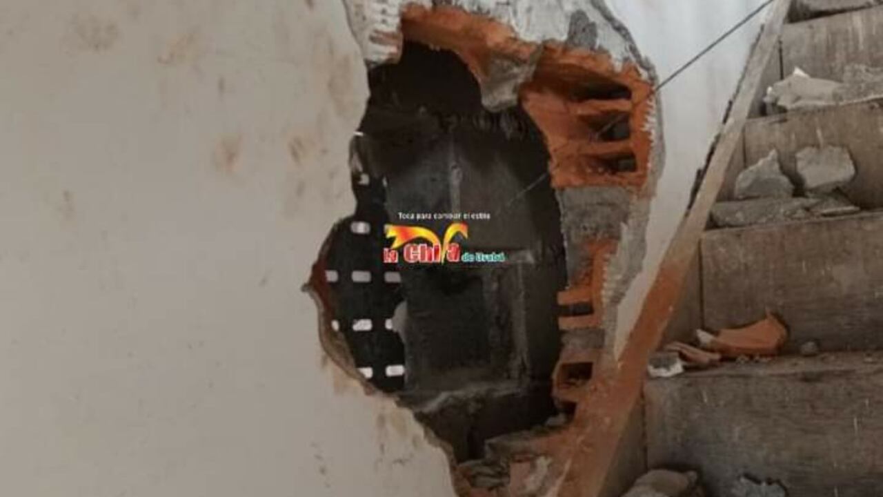 Los delincuentes rompieron la pared de una vivienda vecina al local.