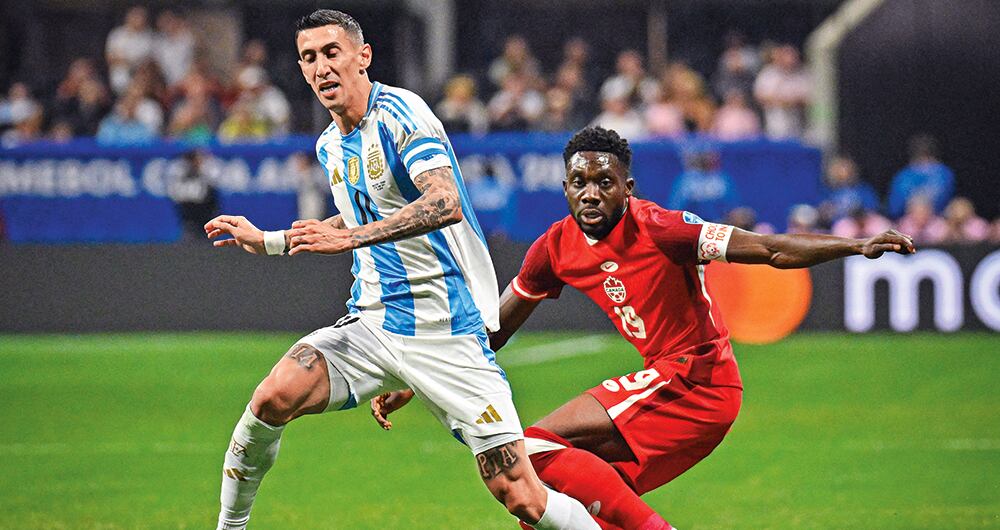   Las selecciones de la Copa América temen por las lesiones debido al juego en canchas sintéticas. Colombia y Argentina se han quejado por el estado de los terrenos.