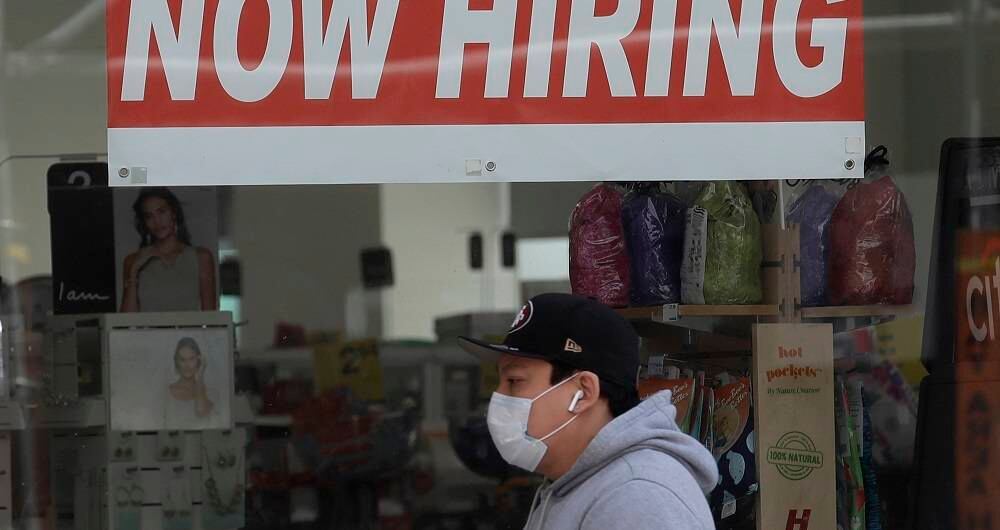 Como respuesta a la pérdida de empleos, el Gobierno de Joe Biden expandió la red de seguridad para desempleados en marzo de 2020, luego de que el Congreso de EE. UU. aprobó un plan de emergencia de US$2,2 billones.