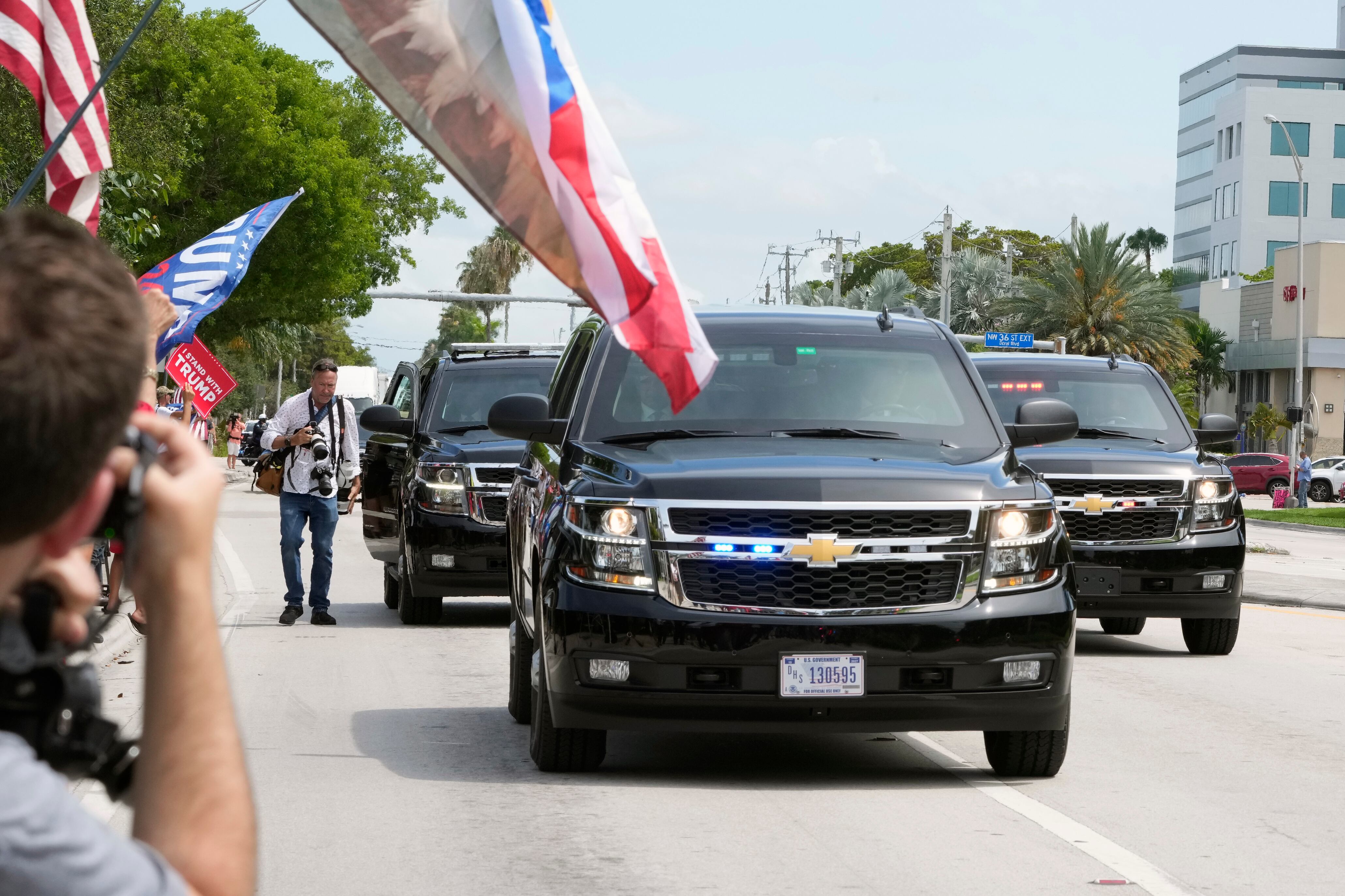 El expresidente Donald Trump llega a su resort Trump National Doral el lunes 12 de junio de 2023 en Doral, Florida, mientras los asistentes observan.