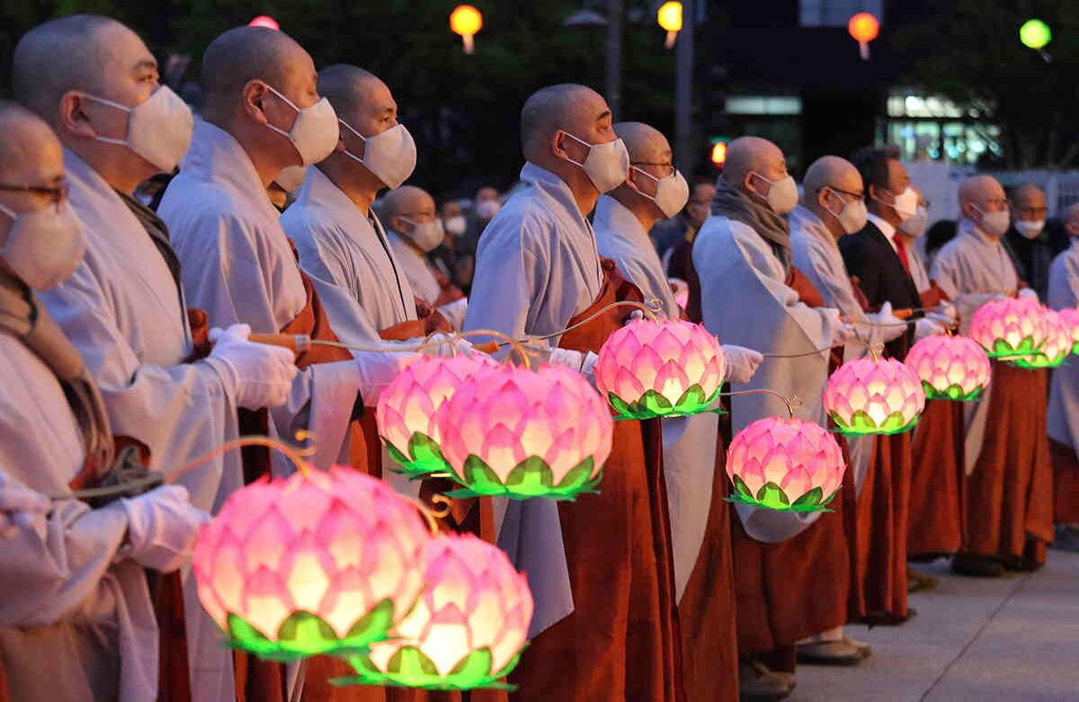 Monjes budistas celebran el cumpleaños de Buda, una fiesta tradicional del budismo Mahayana, en la Plaza Gwanghwamun, de Seúl, Corea del Sur. 30 de abril. Foto: Ahn Young-joon/ AP