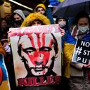 La gente pro-Ucrania grita consignas durante una pequeña protesta frente al consulado ruso en Estambul, Turquía, el jueves 24 de febrero de 2022, después de que las tropas rusas lanzaran un ataque contra Ucrania. Foto AP/Francisco Seco