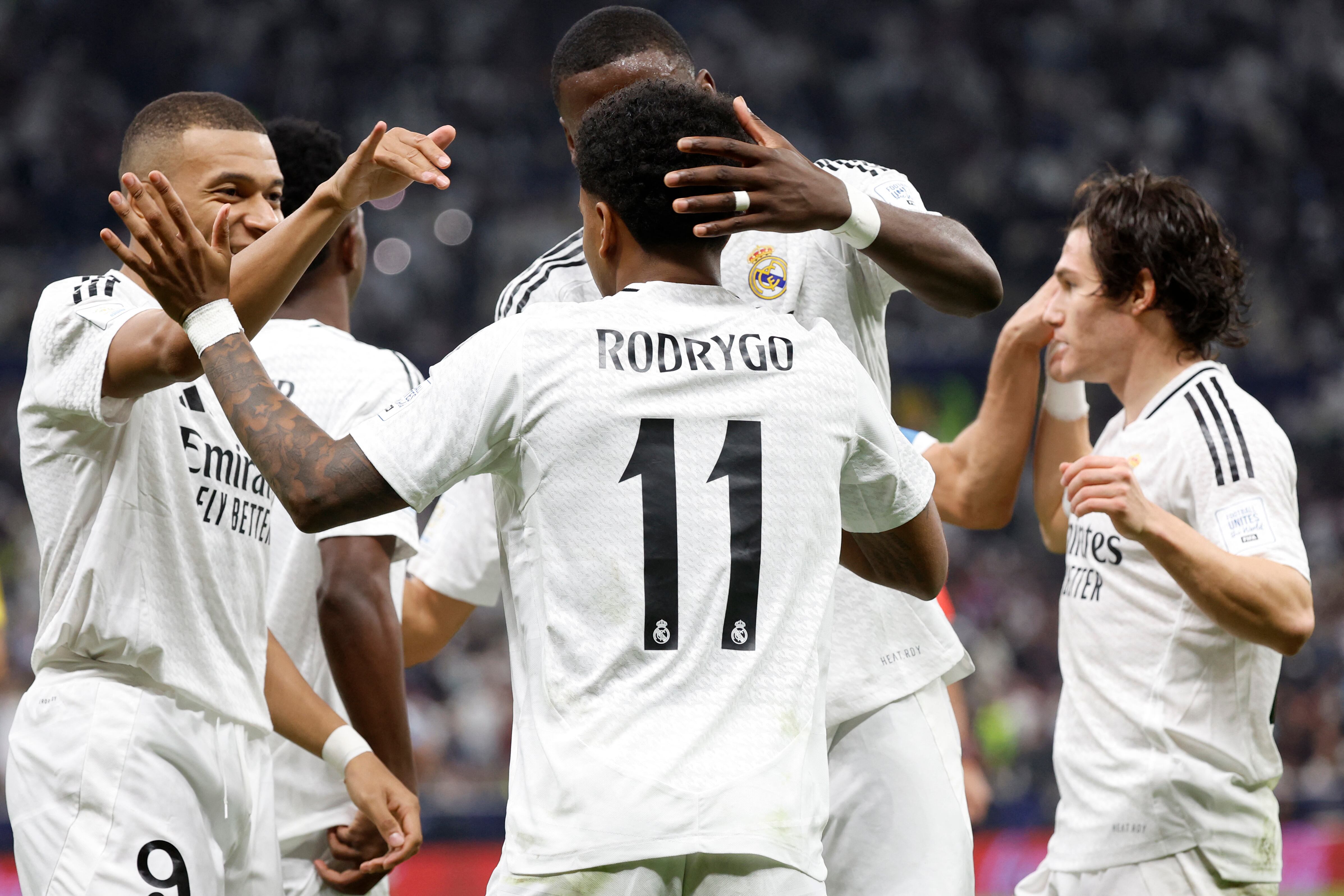 Los jugadores del Real Madrid celebran con su delantero brasileño #11 Rodrygo tras marcar su segundo gol durante el partido de fútbol de la final de la Copa Intercontinental de la FIFA 2024 entre el Real Madrid español y el Pachuca mexicano en el estadio Lusail de Doha el 18 de diciembre de 2024.