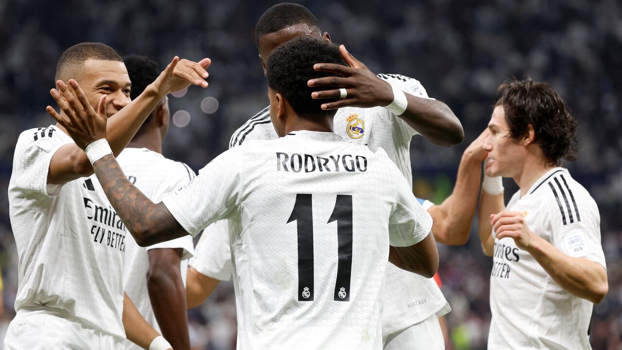 Los jugadores del Real Madrid celebran una de sus anotaciones.