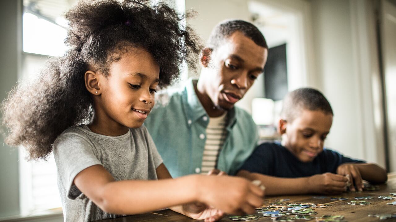 Armar rompecabezas fortalece la memoria.