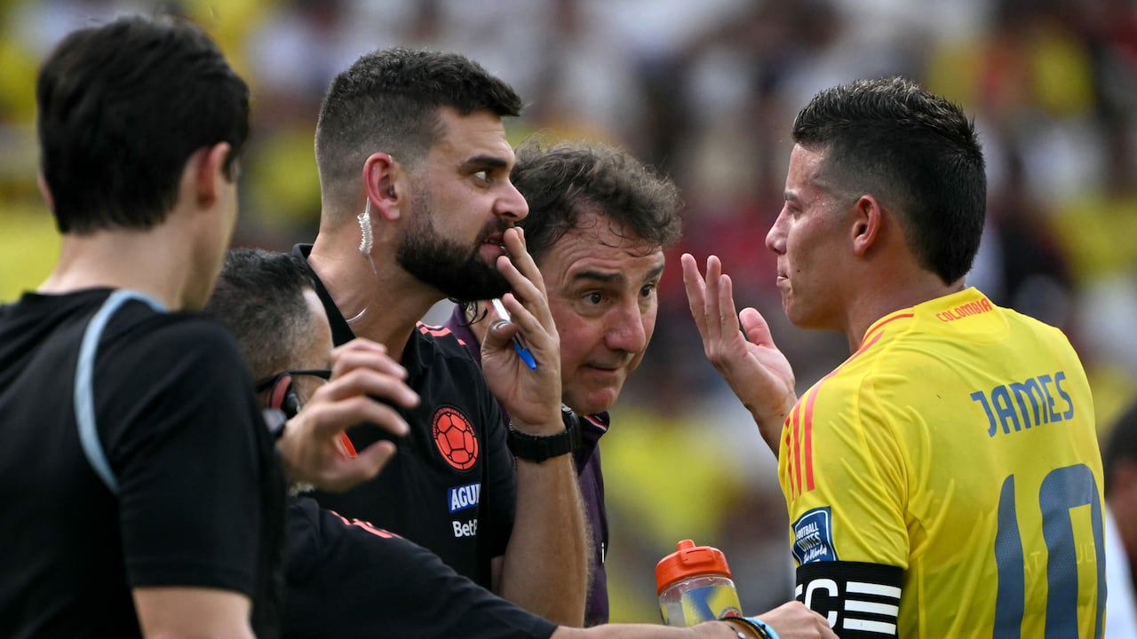 Colombia's midfielder #10 James Rodriguez (R) speaks to head coach Nestor Lorenzo (2nd-R) and assistant coach Fernando Alloco (C) during the 2026 FIFA World Cup South American qualifiers football match between Colombia and Peru, at the Metropolitano Roberto Melendez stadium in Barranquilla, Colombia, on June 6, 2025. (Photo by Luis ACOSTA / AFP)