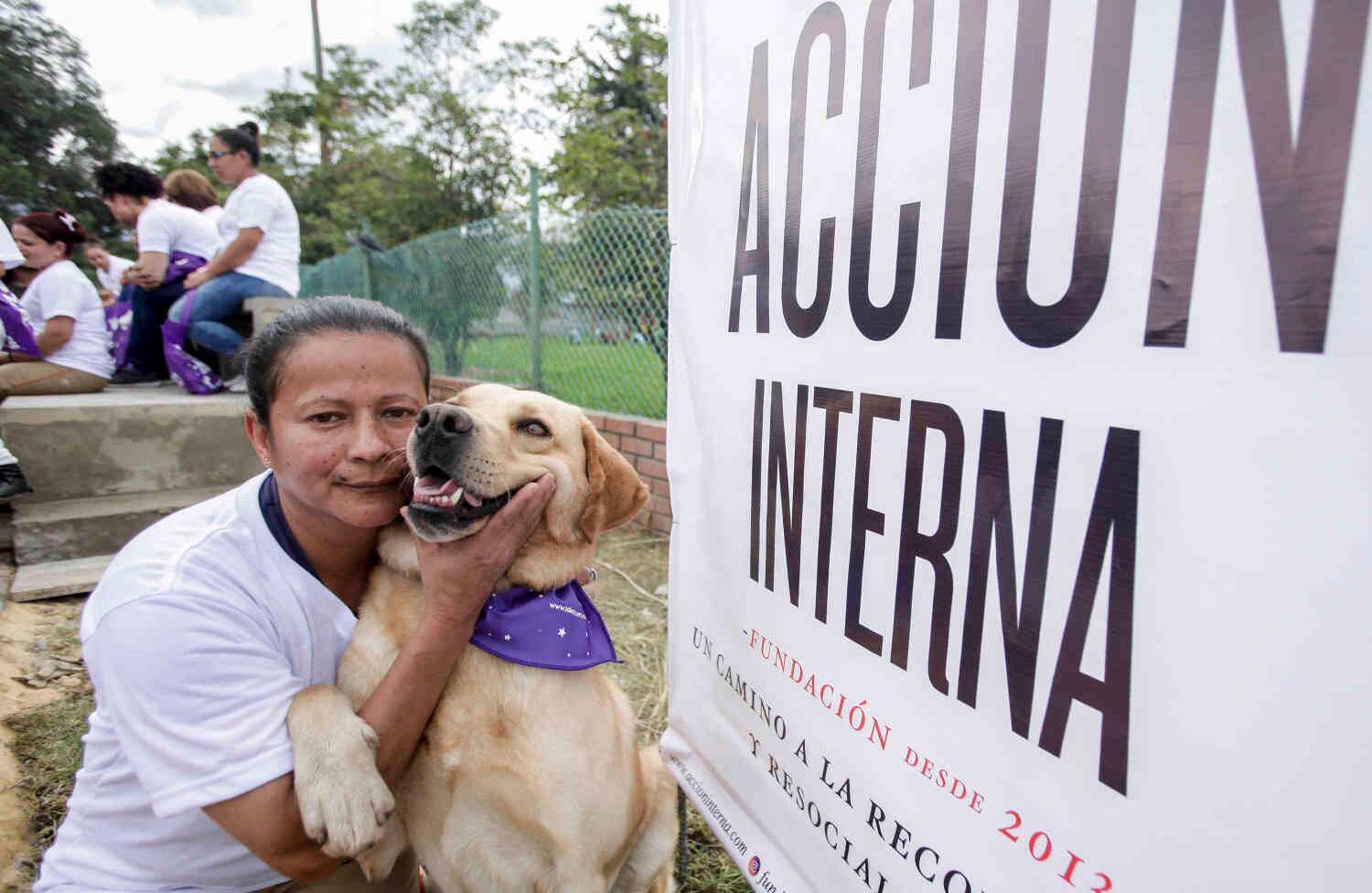 El objetivo de la terapia –que ha tenido  resultados contundentes en otras cárceles del mundo- es involucrar a los caninos en las actividades diarias de las reclusas, ayudando a que sus capacidades sociales, afectivas y comunicativas se fortalezcan. Foto: Diana Rey Melo