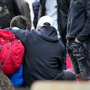 Niños esperan frente a la escuela Vladislav Ribnikar tras un tiroteo en Belgrado, Serbia, el miércoles 3 de mayo de 2023. (AP Foto/Darko Vojinovic)