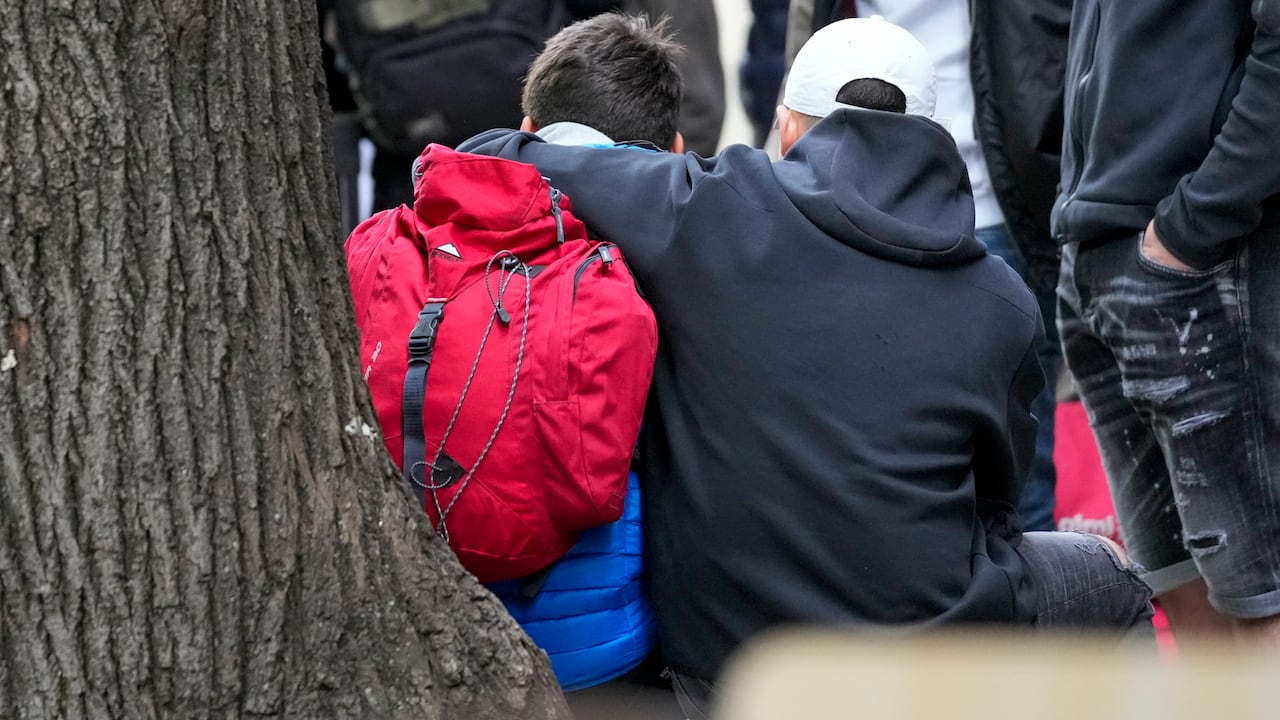 Niños esperan frente a la escuela Vladislav Ribnikar tras un tiroteo en Belgrado, Serbia, el miércoles 3 de mayo de 2023. (AP Foto/Darko Vojinovic)
