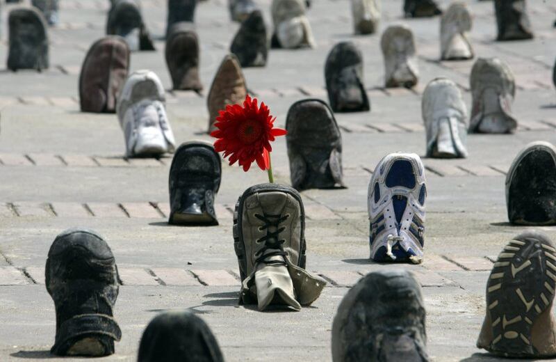 Zapatos de la solidaridad Bogotá.- Día Internacional de Sensibilización contra las Minas Antipersona. En la Plaza de Bolívar, 9.133 zapatos rotos rinden homenaje a cada una de las  víctimas,  muertas o heridas, por estas armas en Colombia. En el año 2000 se firmó el Tratado de Prohibición de Minas Antipersona, nacido de la Convención de Ottawa; y hoy Colombia es el segundo país del mundo más afectado después de Afganistán.  04/04/2011 