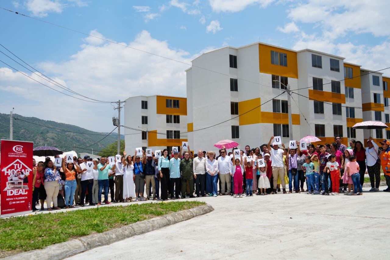 Minvivienda entregó 90 viviendas a campesinos afectados por conflicto armado.