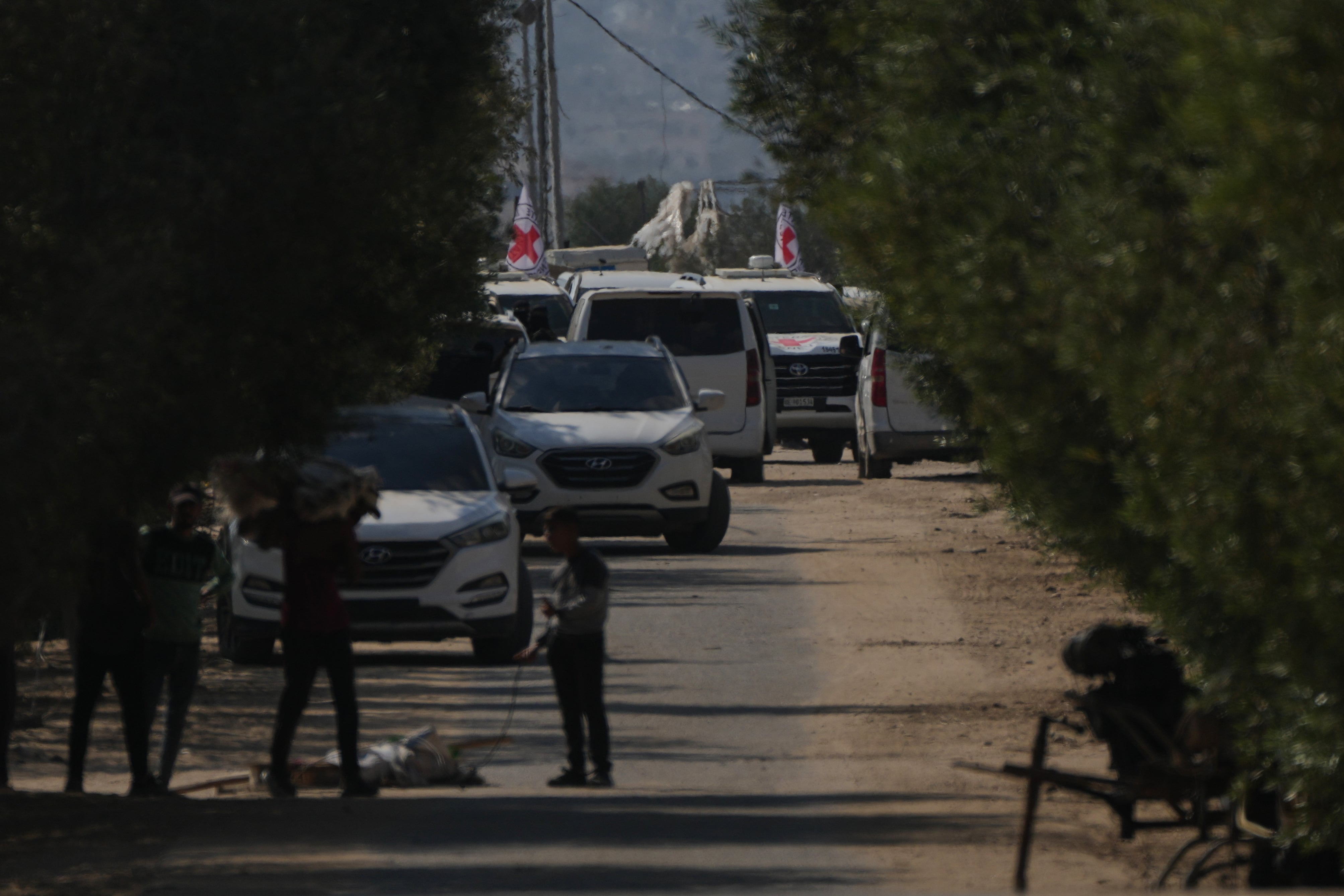 Hombres armados de Hamás, enmascarados, toman posiciones en Khan Younis, al sur de la Franja de Gaza, antes de entregar rehenes israelíes a la Cruz Roja