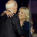 El presidente electo de Estados Unidos, Joe Biden, abraza a su esposa, Jill Biden, durante su discurso de victoria en Wilmington, Delaware