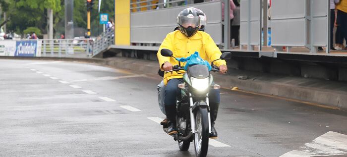 Invasión del carril del MIO en Cali