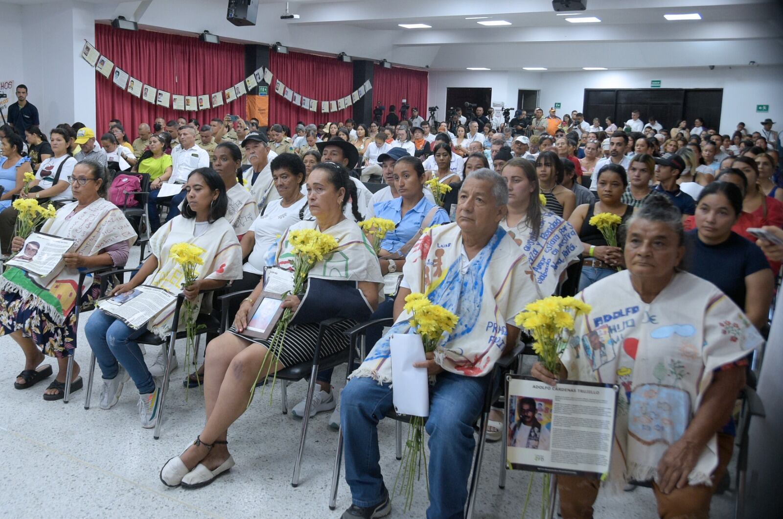 Familiares de los ocho jóvenes que fueron asesinados por militares entre 2002 y 2008.