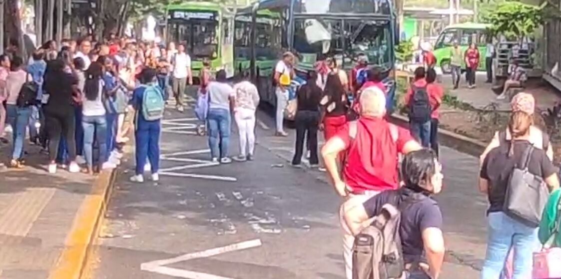 Segundo día consecutivo de caos en estaciones del MIO en Cali por falta de buses; usuarios bloquearon una estación.