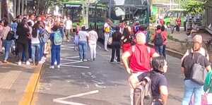 Los usuarios bloquearon uno de los carriles de la estación del MIO Universidades.