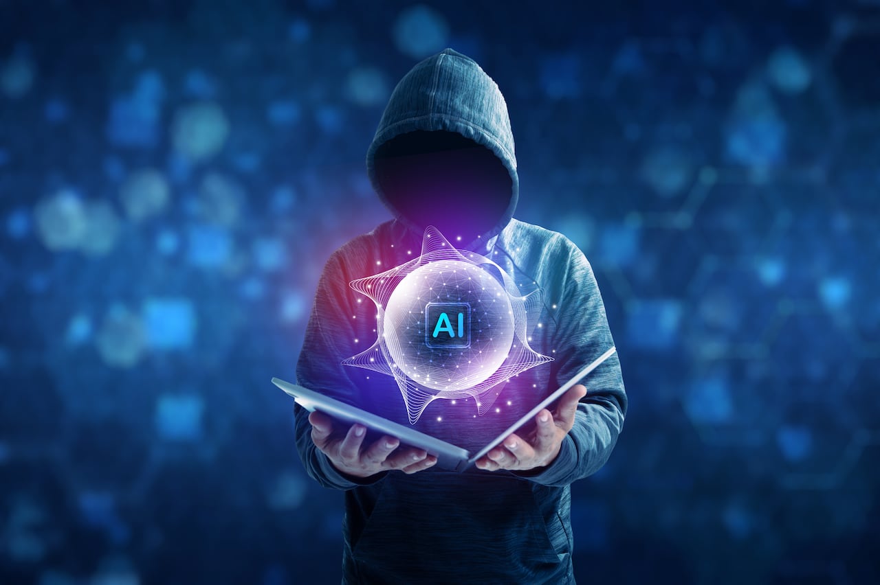 La IA se convierte en arma para los ciberdelincuentes con PromptLock, un virus que secuestra y elimina datos.