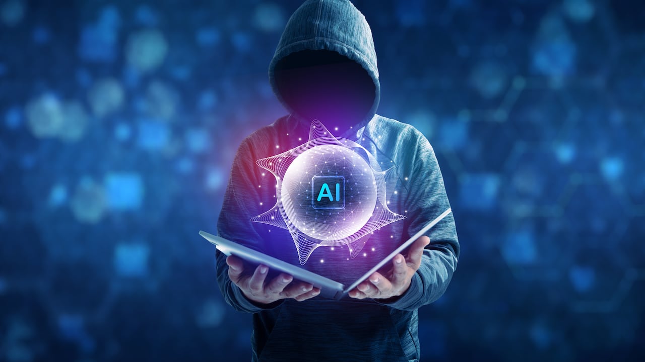 La IA se convierte en arma para los ciberdelincuentes con PromptLock, un virus que secuestra y elimina datos.