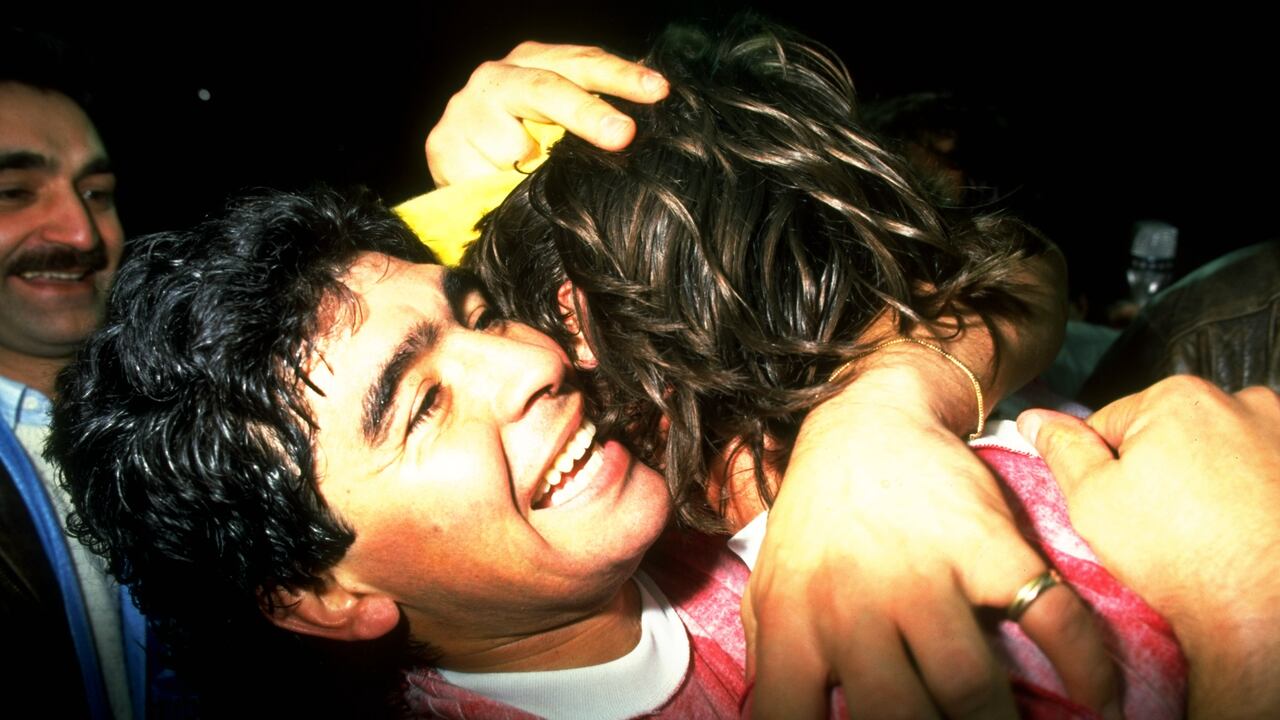 1989: Diego Maradona celebra después del partido de vuelta de la semifinal de la Copa de la UEFA contra el Bayern de Múnich en Nápoles, Italia. Napoli ganó 4-2 en el global. Crédito: Ben Radford/Allsport