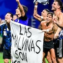 Pancarta de las Malvinas sostenida por los jugadores de Argentina vs. Inglaterra les significó castigo de Fifa