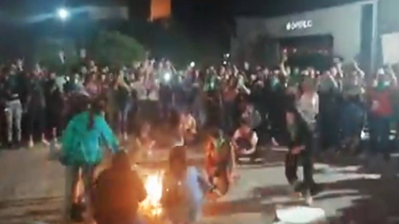 Un grupo de mujeres protestó en la FIL por la participación en la feria de escritores acusados de abuso sexual; quemaron libros sobre "conversión" de personas LGBTI.