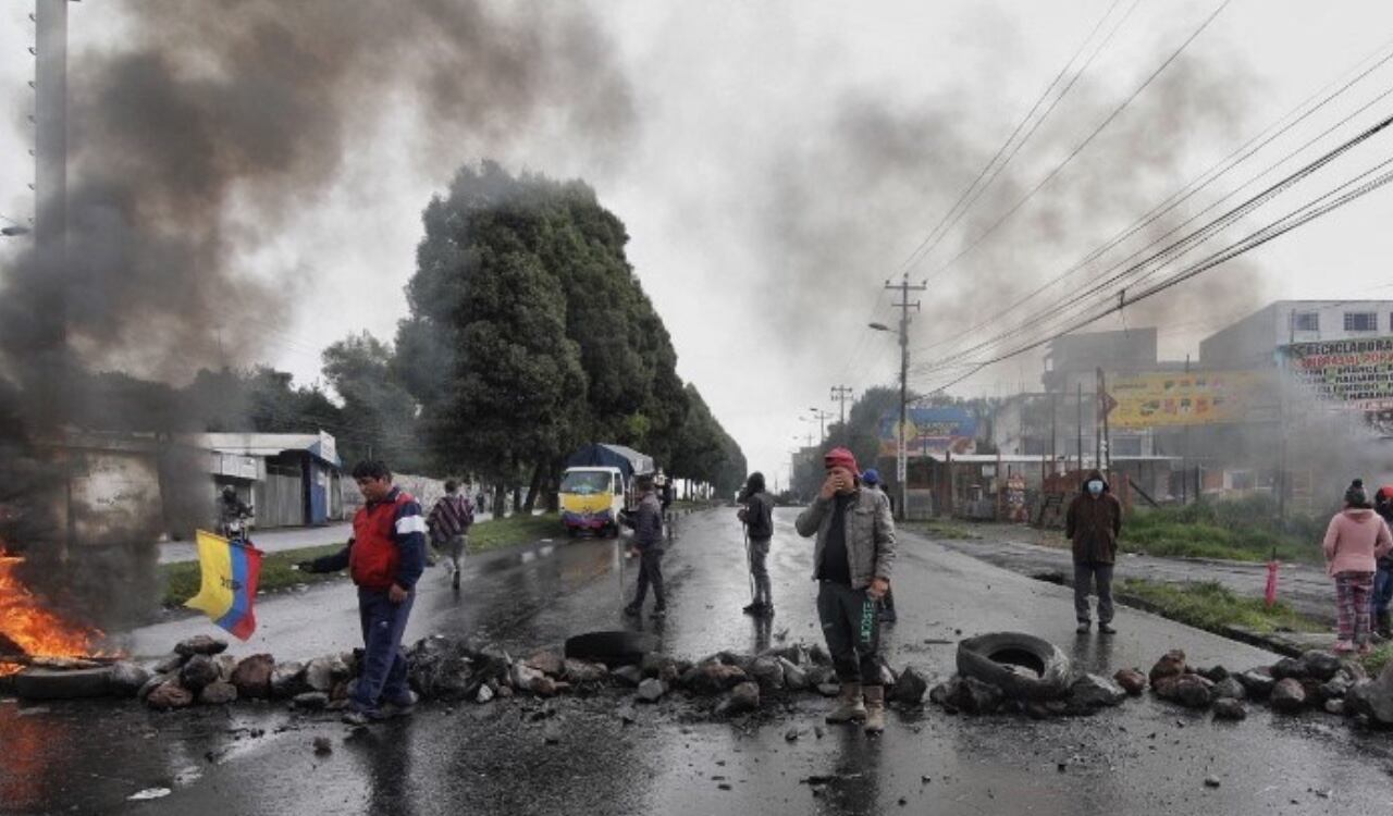 Líderes indígenas bloquean pasos estratégicos en Ecuador en medio de las protestas