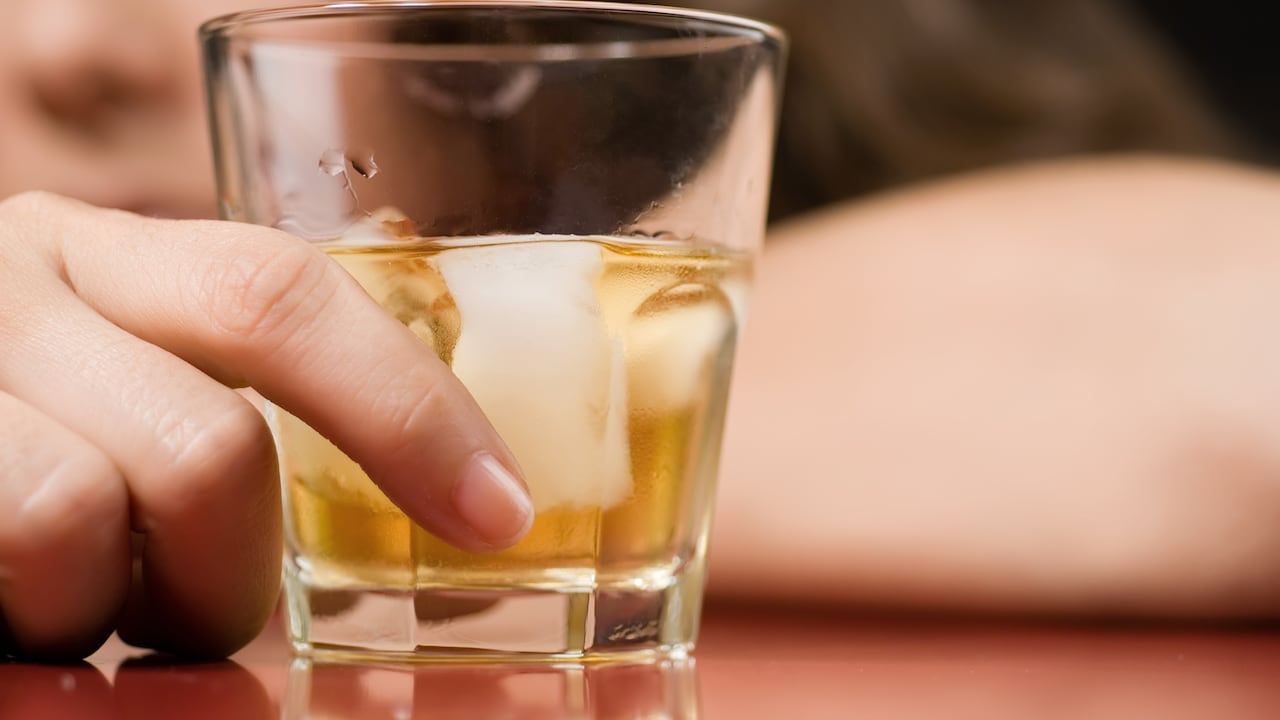 La ingesta excesica de alcohol puede ocasionar el desarrollo de cáncer de amígdalas.