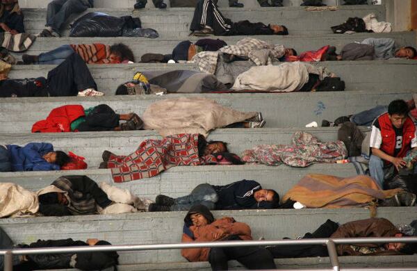 Como el operativo comenzó desde antes del amanecer, muchos habitantes del Bronx decidieron continuar durmiendo en las gradas del coliseo.