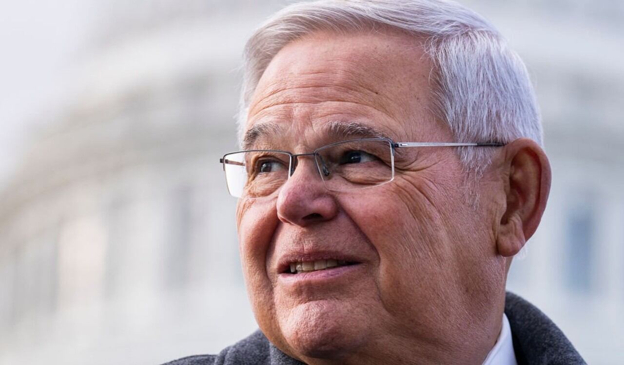 Menéndez ha sido Senador desde 2006 y antes fue miembro de la Cámara de Representantes durante 14 años,