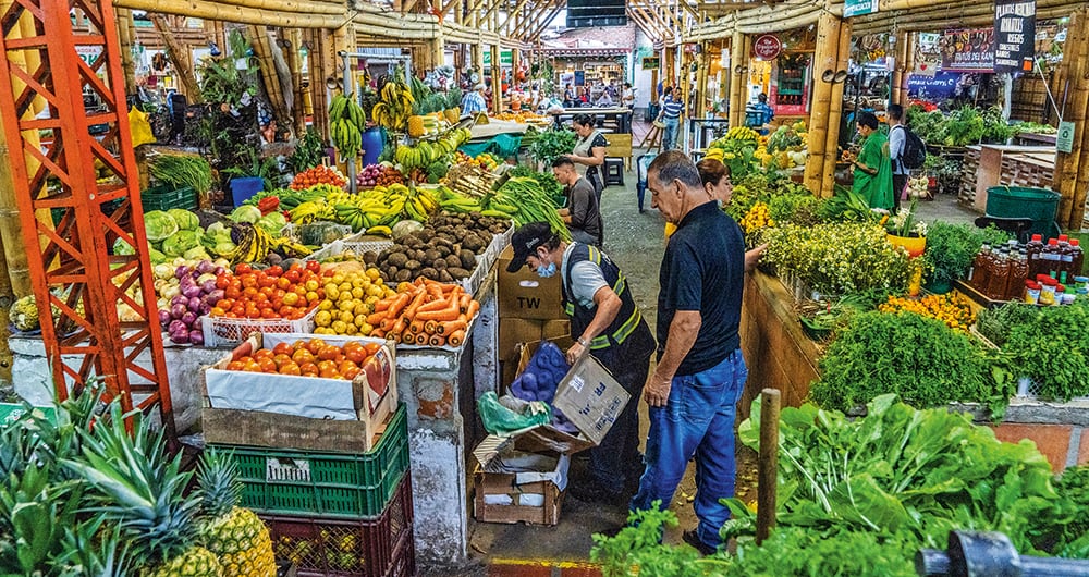 La inflación anual en Colombia, hasta octubre, subió al 12,2 por ciento, pero la de los alimentos duplica la cifra y es parte de lo que tiene en apuros a las familias, que no alcanzan a financiar la canasta básica.